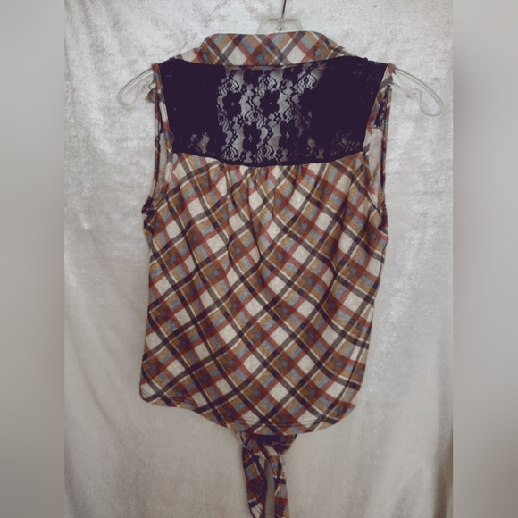 Sleeveless Button Down Lace Crop top - Picture 2 of 3